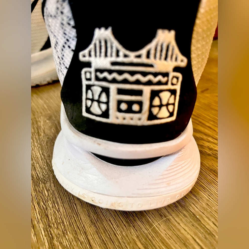 NIKE KYRIE 7 **BROOKLYN BEATS** BLACK/WHITE